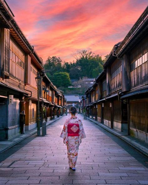 Experience the timeless beauty of Higashi Chaya District in Kanazawa. Explore its picturesque streets, visit charming teahouses, and embrace the rich cultural heritage of this historic geisha district. Credit: IG @kyoko1903 Kanazawa Japan, Sea Of Japan, Kanazawa, Ishikawa, Japan News, Visit Japan, Tag Photo, Tea House, Gourmet Food