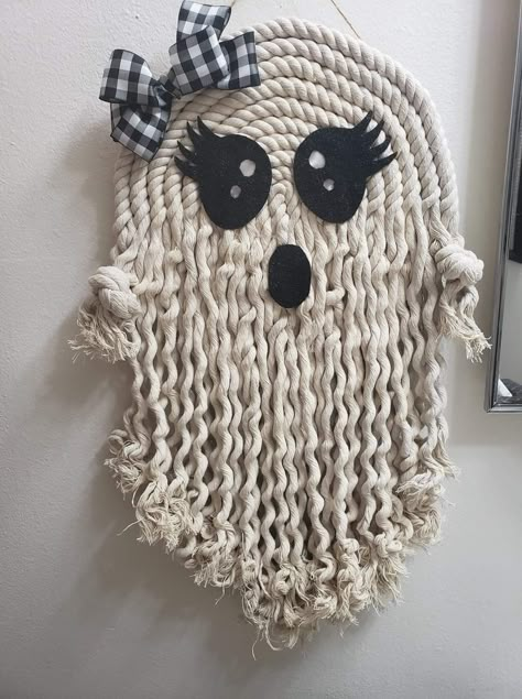 Macrame Halloween Decor, Macrame Blanket, Halloween Easy Diy, Halloween Diy Crafts Decoration, Easy Diy Decorations, Chunky Macrame, Ghosts For Halloween, Diy Ghost Decoration, Feather Macrame