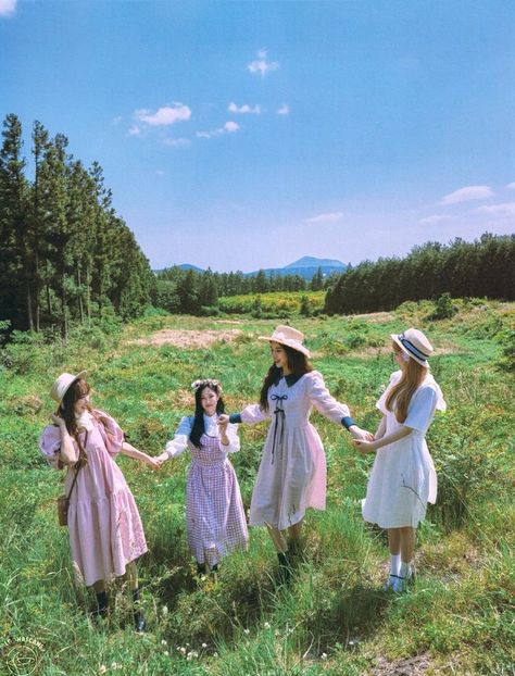 Loona Scans, Kpop Icons, Girl Icons, Kpop Girl Groups, Ulzzang Girl, Summer Aesthetic, Cottage Core, Korean Girl, South Korean Girls