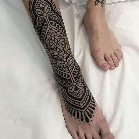 Mandala Tattoo Sleeve Women, Mandala Foot Tattoo, Corset Tattoo, Geometric Dotwork, Jagua Henna, P Tattoo, Girl Back Tattoos, Quality Tattoo, Ornamental Tattoo