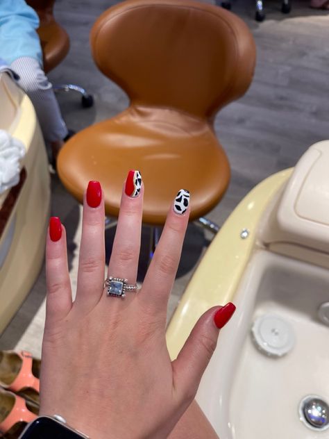 Red Nails With Cow Print, Red And Cow Print Nails, Western Red Nails, Country Christmas Nails, Red Western Nails, Chrostmas Nails, Western Christmas Nails, Western Style Nails, Rodeo Nails