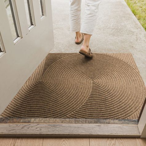 Let your front door set the stage for style! Heymat Sand is part of our Outdoor collection of floor mats. Suitable for all sorts of conditions, can withstand rain, snow and the harshest elements. We Norwegians know a thing or two about weather. Zen Trädgård, Japanese Zen Garden, Japanese Zen, Winter Home Decor, Outdoor Door Mat, Design Milk, Zen Garden, Entry Way, Floor Coverings