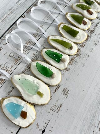 Sea Glass Diy, Sea Glass Artwork, Sea Glass Art Diy, Seashell Christmas Ornaments, Oyster Ornament, Sea Glass Art Projects, Beach Glass Crafts, Oyster Shell Crafts, Art Ornaments