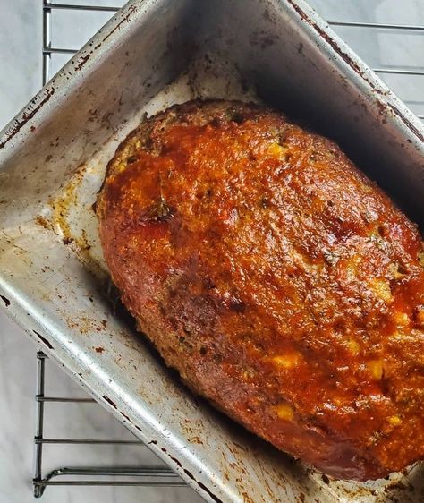 Vegetarian Meatloaf, Meatloaf Mix, Cheese Stuffed Meatloaf, Cheesy Mac, Stuffed Meatloaf, Cheesy Mac And Cheese, Easy Meatloaf, Quick And Easy Meals, Cheese Stuffed