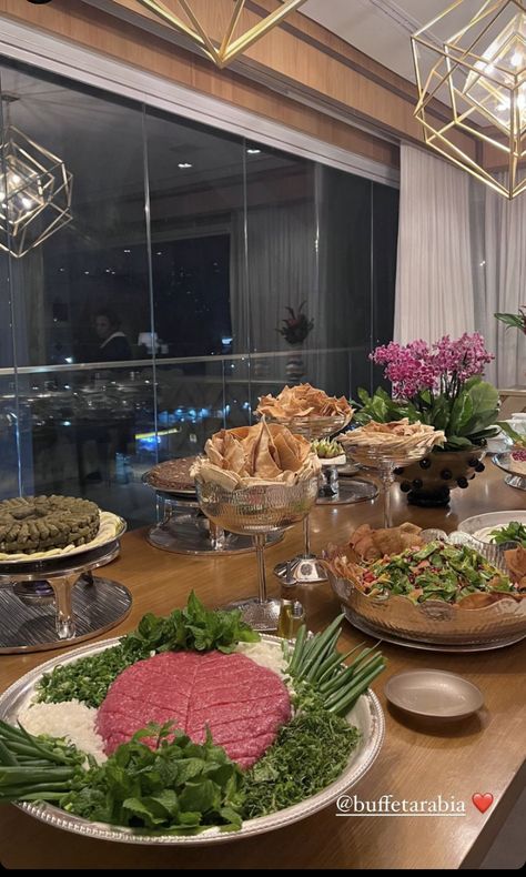 Brunch Buffet, Dinner At Home, Lebanese Recipes, Buffet Food, Food Presentation, Party Table, Dinner Table, Table Settings, Party Decorations