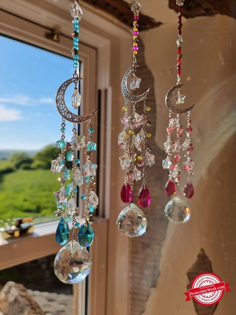 Beaded Suncatcher Diy How To Make, Diy Beaded Suncatchers, Crystal Art Crafts, Bead Suncatcher Diy, Diy Suncatchers Crystals, Bead Craft Ideas, Things To Do With Beads, Bead Projects Ideas, Bead Suncatchers