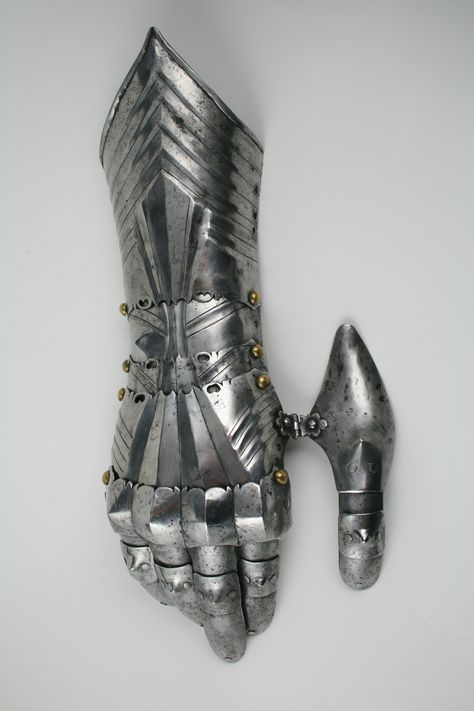 Historically, gauntlets were used by soldiers and knights. It was considered an important piece of armour, since the hands and arms were particularly vulnerable in hand-to-hand combat. With the rise of easily reloadable and effective firearms, hand-to-hand combat fell into decline along with personal armour, including gauntlets. Hawke Dragon Age, Costume Armour, Historical Armor, Knight Armor, Arm Armor, Medieval Armor, Medieval Knight, Fantasy Armor, Body Armor