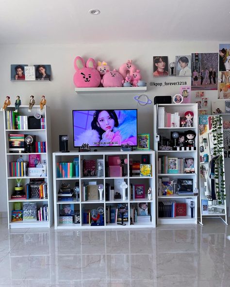 Kpop Album Bookshelf, Kpop Display Ideas, K Pop Bedroom Ideas, Album Shelf, Kpop Albums Shelf, Bts Room, Army Room Decor, Kpop Room, Cute Diy Room Decor