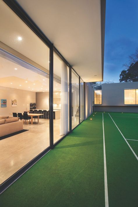 Dream Spaces: Tennis Courts Worthy of a Grand Slam | Houzz AU Tennis Court Backyard Landscape Design, Home With Tennis Court, House With Tennis Court, Home Tennis Court, Indoor Tennis Court, Tennis Court Backyard, Tennis Court Design, Apartment Rooftop, Old Money House