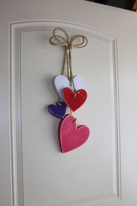 Sustainable Crafts, Valentine Hearts Art, Creative Valentines Day Ideas, Valentine Wood Crafts, Valentine Door Decorations, Diy Valentine's Day Decorations, Heart Diy, Diy Valentines Decorations, Diy Valentine