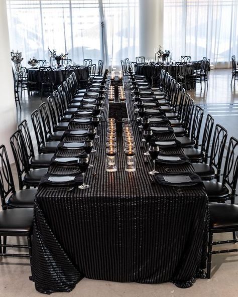 Black Wedding Table, Dark Romantic Wedding, All Black Party, 30th Birthday Ideas For Women, Black Party Decorations, Black And White Wedding Theme, Dinner Party Decorations, Black Dinner, Birthday Dinner Party