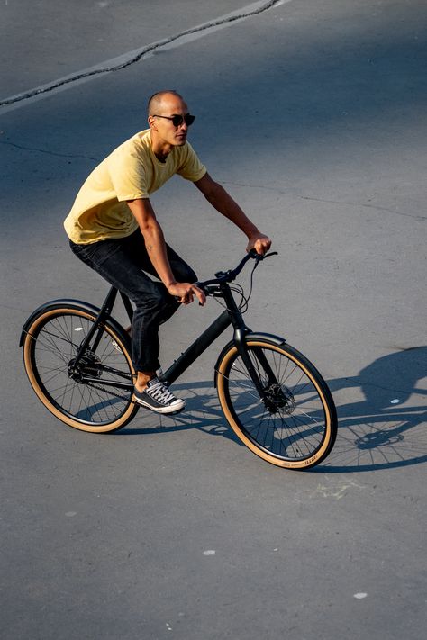 Bike Shadow, Urban Bike Style, Momo Design, Cycling Men, Vintage Mountain Bike, Biker Photography, Urban Bicycle, Cycling City, Urban Commuter