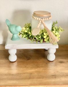 Hello my Hometalk friends. I wanted to share a DIY project that is really simple that you can easily follow and make your own. It’s a wooden riser tray, this riser tray is versatile which you can decorate your kitchen counter with, put it on shelves or a console table. Just add a candle or a little plant and you can get some nice farmhouse style vibes in your home. And the best part is that you’re going to be able to do it yourself! This is a 7x9 wooden plaque and a wood turning from… Wooden Riser, Vasos Vintage, Farmhouse Fall Wreath, Bathtub Caddy, Diy Laptop, Diy Farmhouse Table, Diy Tray, Wicker Baskets Storage, Wall Candle Holders