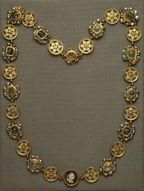 Necklace from 14 gold discs, 14 frames and a sardonyx cameo - 5th century AD.Location: Assiut (Upper Egypt) (Egypt). © Foto: Antikensammlung der Staatlichen Museen zu Berlin - Preußischer Kulturbesitz Ancient Accessories, Virgo Birthstone, Ancient Roman Jewelry, Upper Egypt, Art Viking, Byzantine Jewelry, Ancient Jewels, Egyptian Necklace, Roman Jewelry