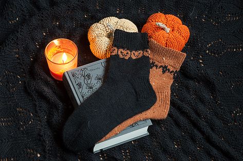 Halloween Knitting Patterns, Pumpkin Socks, Halloween Knitting, Knitted Socks Free Pattern, Fall Knitting Patterns, Fall Socks, Halloween Socks, Fall Knitting, Quick Knits