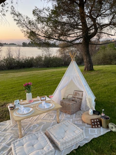 Teepee Picnic, Outdoor Picnic Aesthetic, Picnic Layout, Picnic Tent, Simple Picnic Ideas For Couples, Glam Picnic, Picnic Aesthetic With Pallets, Diy Luxury Picnic, Beach Teepee Picnic