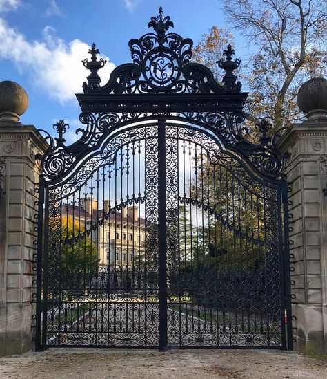 Private Newport on Instagram: “Given their massive scale, the delicate design and details of these gates is all the more impressive.” Manor Exterior, Cast Iron Gates, Wayne Manor, House Fence Design, Security Gates, Wrought Iron Design, The Gilded Age, Royal Elite, Iron Gate Design