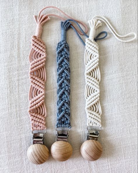 Macrame Pacifier Clip Binky Clips Diy, Pacifier Clip Tutorial, Pacifier Clip Boy, Macrame Pacifier Clip, Pacifier Clips Diy, Macrame Baby, Baby Diy Projects, Binky Clips, Baby Pacifier Clip