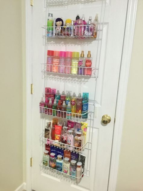 Use an over the door organizer for toiletries and other items. Storage Hacks Bedroom, Zimmer Diy, Small Bedroom Organization, Over The Door Organizer, Makeup Organization Diy, Dorm Room Organization, Organizing Hacks, Elegant Vases, Organisation Hacks