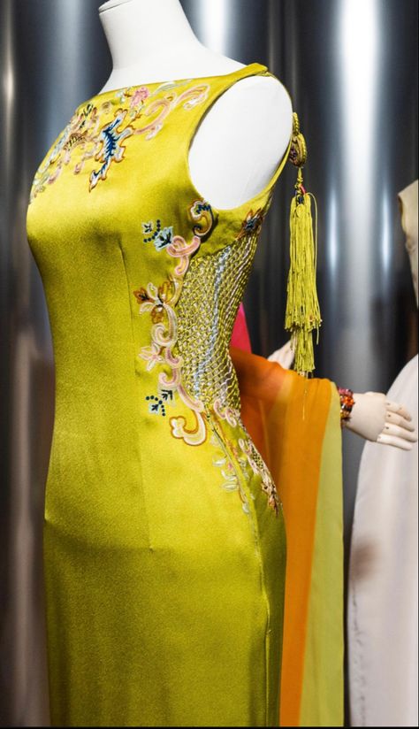 Thai Silk Dresses, Cheongsam Modern, Modern Cheongsam, Chinese Style Dress, Dior Dress, Long Kurti Designs, Dior Haute Couture, Random Image, فستان سهرة