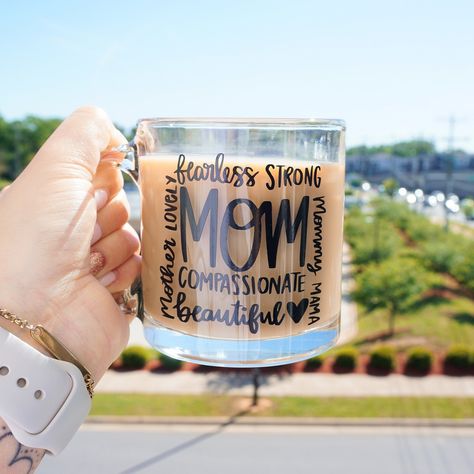 Mom Cups Ideas, Cricut Gift Ideas For Mom, Mother’s Day Mug Ideas, Mothers Day Gifts With Cricut, Glass Coffee Mugs Vinyl, Mothers Day Cups Vinyl, Mother’s Day Cups, Mothers Day Mug Ideas, Mothers Day Gifts Cricut