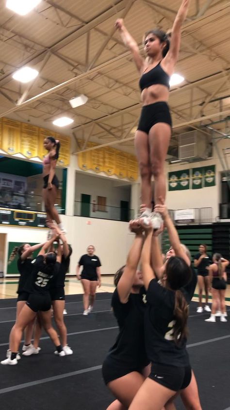 Stunts Cheer, Nikki Sloane, Basket Toss, Cheer Hacks, Cheer Team Pictures, Sideline Cheer, Cheer Captain, Cheerleading Photos, Cheerleading Stunt