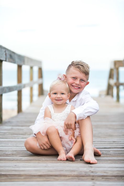 Beach Pictures For Kids, Beach Sibling Photos, Beach Kids Photoshoot, Siblings Beach Photoshoot, Kids Beach Photoshoot Ideas, Kid Beach Photoshoot, Family Of 4 Beach Photoshoot, Beach Poses With Kids, Mom And Kids Beach Pictures