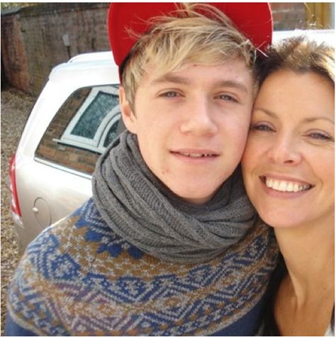 Harry's Mum and Nialler. Anne Twist, Anne Cox, Gemma Styles, Birthday Hug, Gambar One Direction, Niall And Harry, Irish Princess, Irish Boys, James Horan