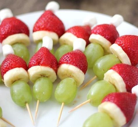 17 Christmas Party Food Ideas | Easy To Prepare Finger Foods | http://homemaderecipes.com/christmas-party-food-ideas/ Breakfast Finger Foods, Christmas Party Finger Foods, Grinch Kabobs, Holiday Finger Foods, Healthy Christmas Treats, Christmas Finger Foods, Fingerfood Party, Fruit Kabobs, Christmas Fruit