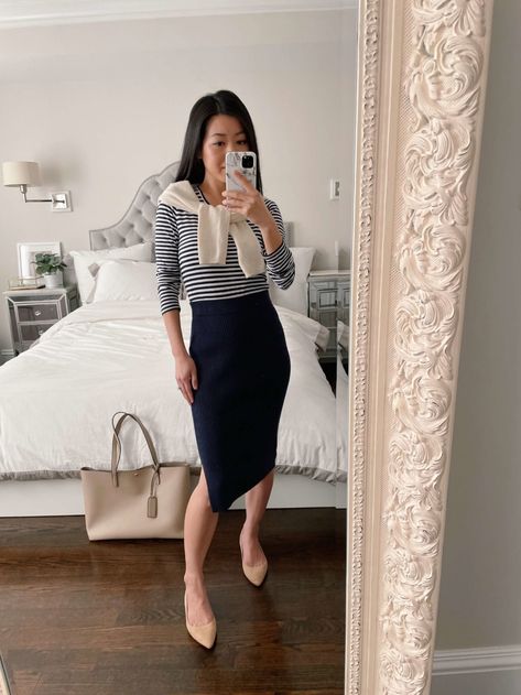 Petite-friendly Spring Workwear with Flat Shoes Business Casual Outfits With Flats, Casual Outfits With Flats, Nude Shoes Outfit, Outfits With Flats, Spring Workwear, Dress With Flats, Black Slim Pants, Casual Chic Spring, Professional Work Outfit