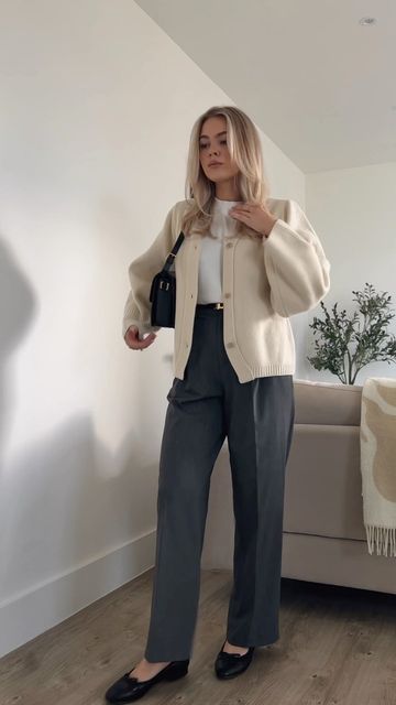 Uniqlo Trousers Women, Cardigan Trousers Outfit, Uniqlo Trousers Outfit, Uniqlo Cardigan Outfit, Cardigan Outfit Work, Cream Cardigan Outfit, Uniqlo T Shirt, Oud For Greatness, Uniqlo Trousers