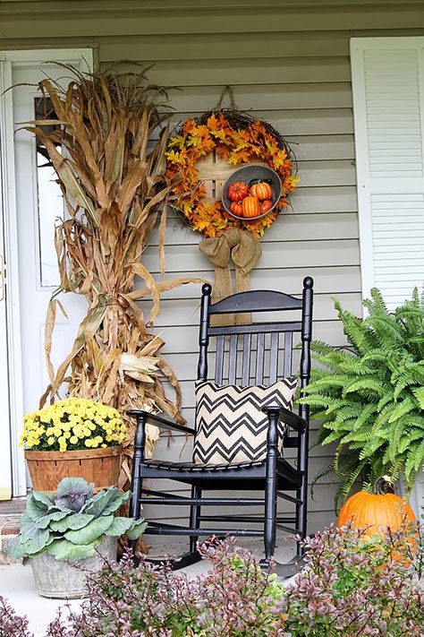 LOTS of fall porch ideas and inspiration. Your porch is the first impression people get of your home, so make it a festive one! Whether you love traditional, farmhouse or eclectic decor you'll find inspiration through this girl's festive and unique look back at her fall porch decor over the years! Front Of A House, Outdoor Fall Decor Ideas, Charming Farmhouse, Fall Front Door, Fall Deco, Diy Outdoor Decor, Autumn Decorating, Fall Front Porch, Fall Outdoor Decor