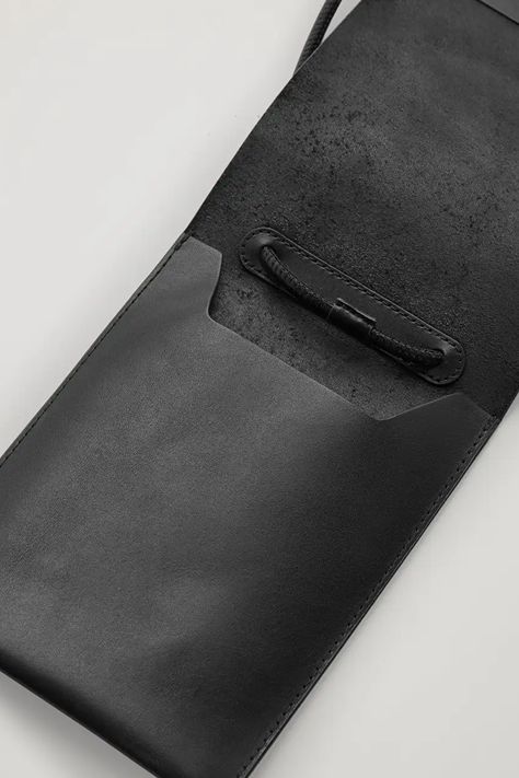 Minimal Bags, Leather Hip Bag, Leather Bag Pattern, Men's Wallets, Minimalist Bag, Black Wallet, Leather Projects, Hip Bag, Leather Pouch