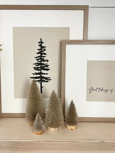 Christmas Minimalist home decor | 100 Ideas for every room - A Minimal Home Christmas Minimalist Decor, Office Xmas Decorations, Natal Boho, Christmas Shelves, Christian Christmas Decorations, Christmas Minimalist, Black Prints, Christmas Tree Light, Minimalist Christmas Decor