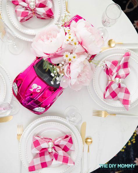 Barbie Centerpieces Ideas, Hot Pink Vase, Barbie Party Decor, Barbie Centerpieces, Pink Tablescape, Pink Cake Pops, Barbie Party Decorations, Diy Mommy, Barbie Car