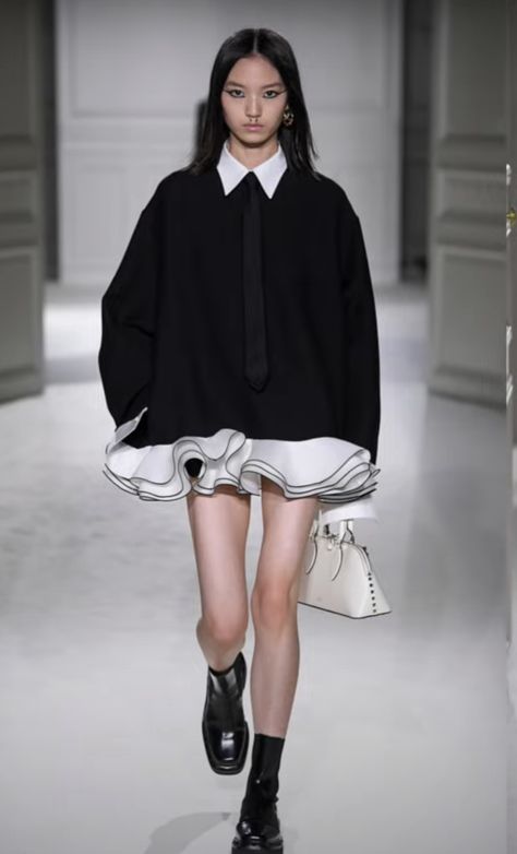 Valentino Inspired Outfit, Valentino Fashion Show 2023, Valentino Runway 2023, Valentino Clothes Women, Valentino Outfits Women, Fashion Outfits Runway, Runaway Outfit, Valentino Aesthetic, Valentino Outfit