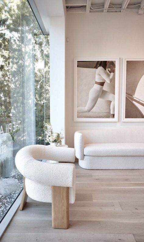 Chic Yoga Studio, White Pilates Studio, Minimalist Pilates Studio, Pilates Studio Interior Design, Holistic Interior Design, Yoga Studio Aesthetic, Pilates Studio Aesthetic, Interior Design Office Studio, Pilates Studio Design Interiors