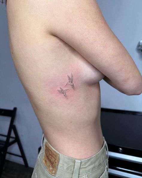 Humming Bird Spine Tattoo, Hummingbird Tattoo Danty, Bird Tattoo On Rib Cage, Two Small Hummingbird Tattoo, Very Small Hummingbird Tattoo, Hummingbird Side Tattoo, Rib Hummingbird Tattoo, Multiple Hummingbird Tattoo, Vintage Bird Tattoos For Women