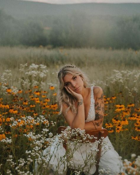 Photos In A Field, Field Senior Pictures, Field Of Wild Flowers, Summer Planting, Senior Photoshoot Poses, Wildflower Photo, Senior Photography Poses, Field Wedding, Farm Land