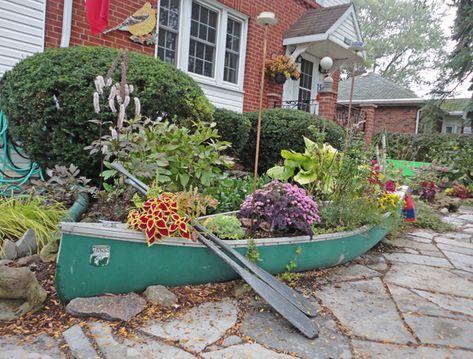 Canoe Garden, Zodiac Bedroom, Nautical Landscaping, Boat Decor, Pallet Garden, Pallets Garden, Ponds Backyard, Beach Gardens, Garden Features