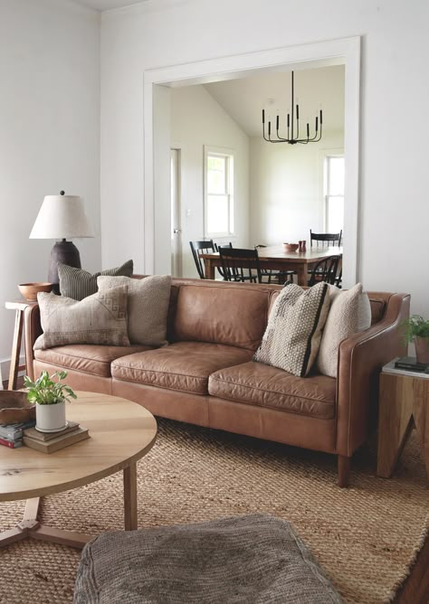 Brown Couch Decor, Modern Scandinavian Interior Design, Leather Couch Living Room, Living Room Rug Ideas, Neutral Living Room Decor, Room Rug Ideas, Sofa Couch Design, Modern Scandinavian Interior, Sofa Design Ideas