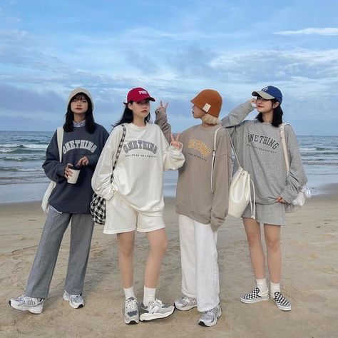 Twining Outfits, Ulzzang Friends, Twitter Au, Group Picture Poses, Japan Outfits, Friendship Photoshoot, Korean Best Friends, Three Best Friends, Korean Summer