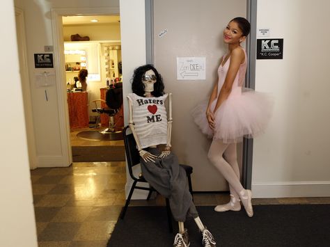 Zendaya trades in her high tops for pointe shoes! - Seventeen.com Zendaya Halloween, Celeb Halloween Costumes, Celeb Halloween, Estilo Zendaya, Zendaya Maree Stoermer Coleman, Ballerina Costume, Zendaya Outfits, Zendaya Style, Celebrity Halloween Costumes