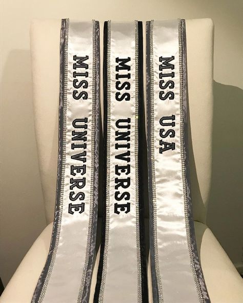 Miss Universe Sash, Sash Design, Miss Universe Crown, Miss Usa, Crown Design, Miss Universe, Faith In Love, Beauty Pageant, Link In Bio