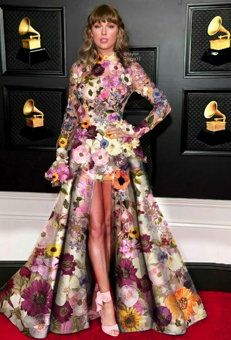 Shreya ❤️ on Twitter: "Taylor Swift grammy alternative look… " Taylor Grammy Dress, Most Iconic Taylor Swift Outfits, Taylor Swift Gowns, Taylor Swift Grammy Outfits, Taylor Swift Dresses Gowns, Taylor Swift Outfits Dresses, Taylor Swift Suit, Taylor Swift Grammys Dress, Taylor Swift Cute Pics