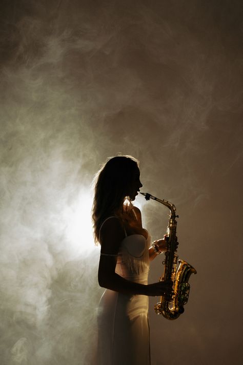 #saxophone #saxgirl #jessicasax #fashion #girl #portrait #ideen Tenor Saxophone Aesthetic, Saxophone Senior Pictures, Senior Pictures Band, Trumpet Photoshoot, Flute Pose, Saxophone Photoshoot, Sax Aesthetic, Headphone Photography, Flute Photography