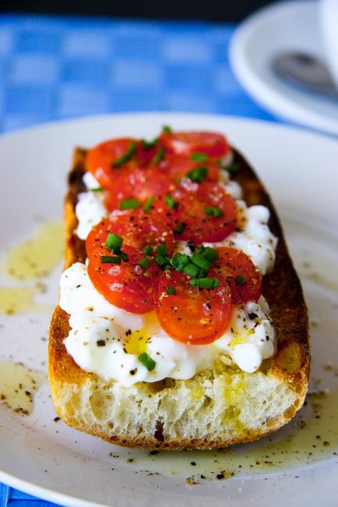 Cottage Cheese and Tomato on Baguette Breakfast - I Will Not Eat Oysters Tomatoes And Cheese, Cheese And Tomato, Cottage Cheese Recipes, Piece Of Bread, Snacks Für Party, Cottage Cheese, Cheese Recipes, I Love Food, Appetizer Snacks