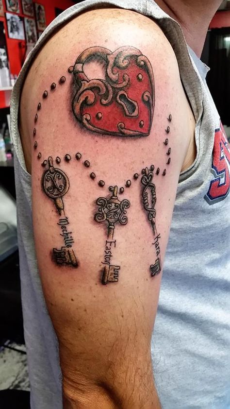 Lock And Key Name Tattoo, Child Tattoo, Name Tattoos For Moms, Charm Tattoo, Kid Name Tattoo, Key Tattoo, Tattoos With Kids Names, Tattoos For Kids, Name Tattoo