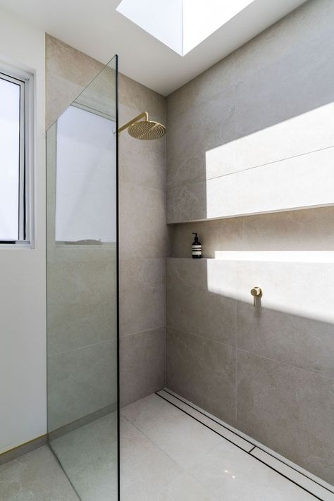 Bathroom inspiration with a shower recess and skylight Shower Skylight, Skylight Window, Shower Recess, Small Bath, Modern Shower, The Room, Bathroom Interior, Bathroom Ideas, Natural Light