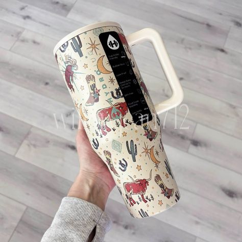 “Rodeo" Hydrojug 40 Oz Traveler Tumbler 40 Oz Tumbler Nwt! I Will Ship Quickly And With Care. Thanks! Christmas List Western, Western Water Bottle, Crocs Charms, Preppy Accessories, Country Things, Stanley Cups, Door Signs Diy, Southern Lifestyle, Signs Diy